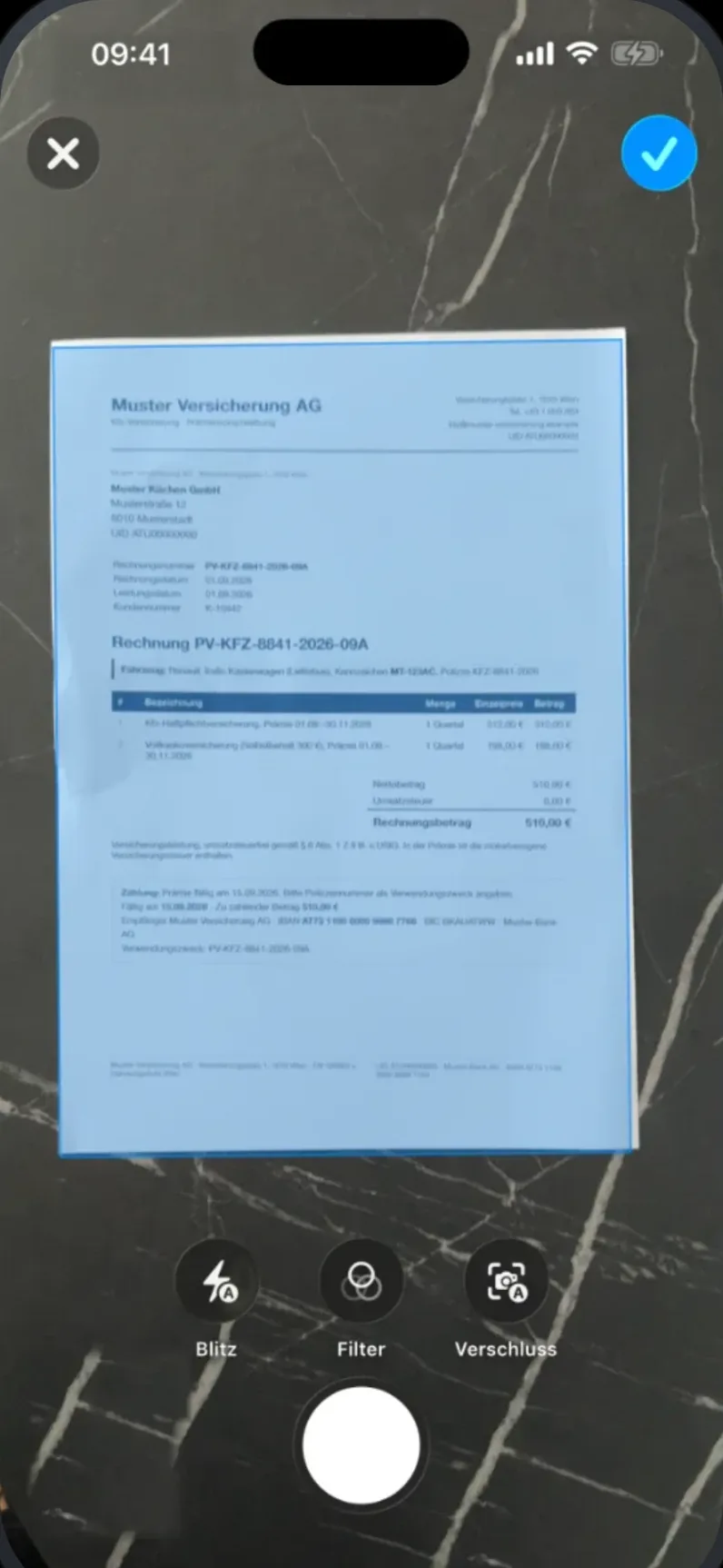 CynTax-App: Beleg scannen — die Kamera erkennt die Rechnung „Muster Versicherung AG“ und markiert sie